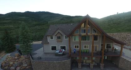 Bear Lake Cabin w/ lots of privacy and amazing Lake View