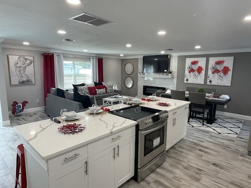 ☀️WOW☀️ UPDATED with HEATED POOL & HOT TUB HOME 5 MIN TO BEACH 3BD 2BA 2 KING BEDS