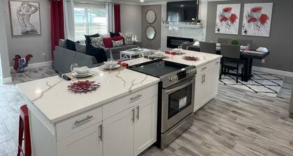 ☀️WOW☀️ UPDATED with HEATED POOL & HOT TUB HOME 5 MIN TO BEACH 3BD 2BA 2 KING BEDS