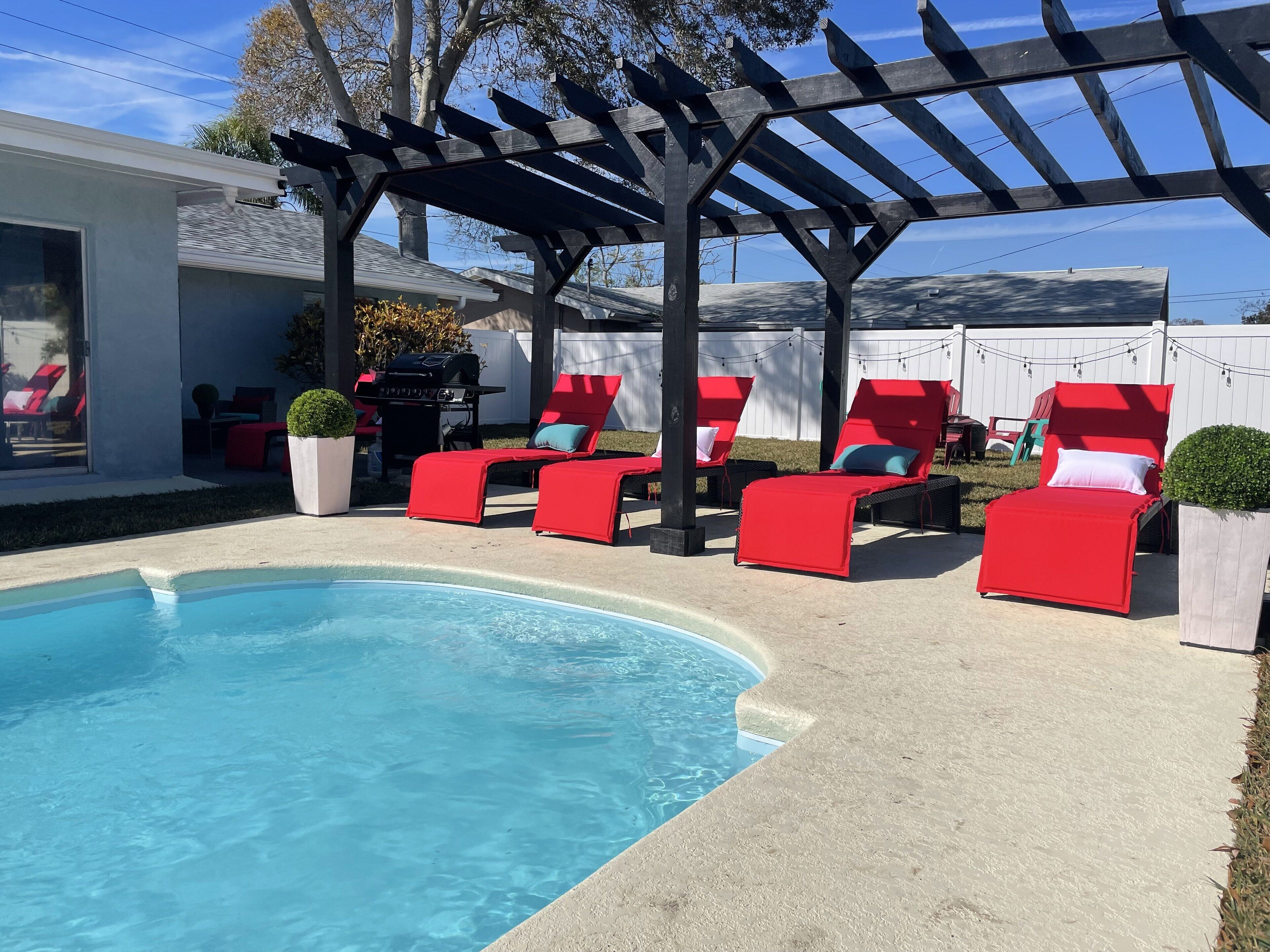 Una piscina al aire libre, una piscina climatizada