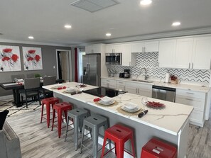 Fridge, microwave, oven, stovetop - ☀️WOW☀️ UPDATED with HEATED POOL & HOT TUB HOME 5 MIN TO BEACH 3BD 2BA 2 KING BEDS (Seminole)