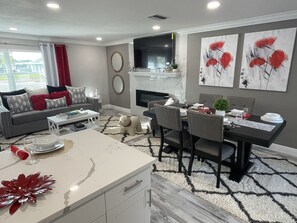 Smart-TV, Kamin, Bücher