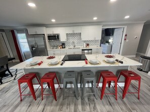 Fridge, microwave, oven, stovetop - ☀️WOW☀️ UPDATED with HEATED POOL & HOT TUB HOME 5 MIN TO BEACH 3BD 2BA 2 KING BEDS (Seminole)