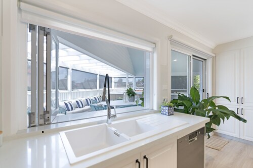 Entire Coastal Residential Family Home. Sleeps 12 - Lake & Beachside Property. 