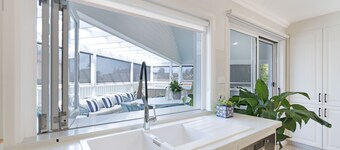 Entire Coastal Residential Family Home. Sleeps 12 - Lake & Beachside Property. 