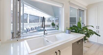 Entire Coastal Residential Family Home. Sleeps 12 - Lake & Beachside Property.