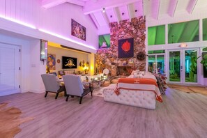 45 inci sebuah televisyen pintar dengan kabel, TV, pendiangan