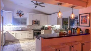 Full-sized fridge, microwave, oven, stovetop