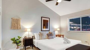 1 Schlafzimmer, Betten mit Memory-Foam-Matratzen, Schreibtisch