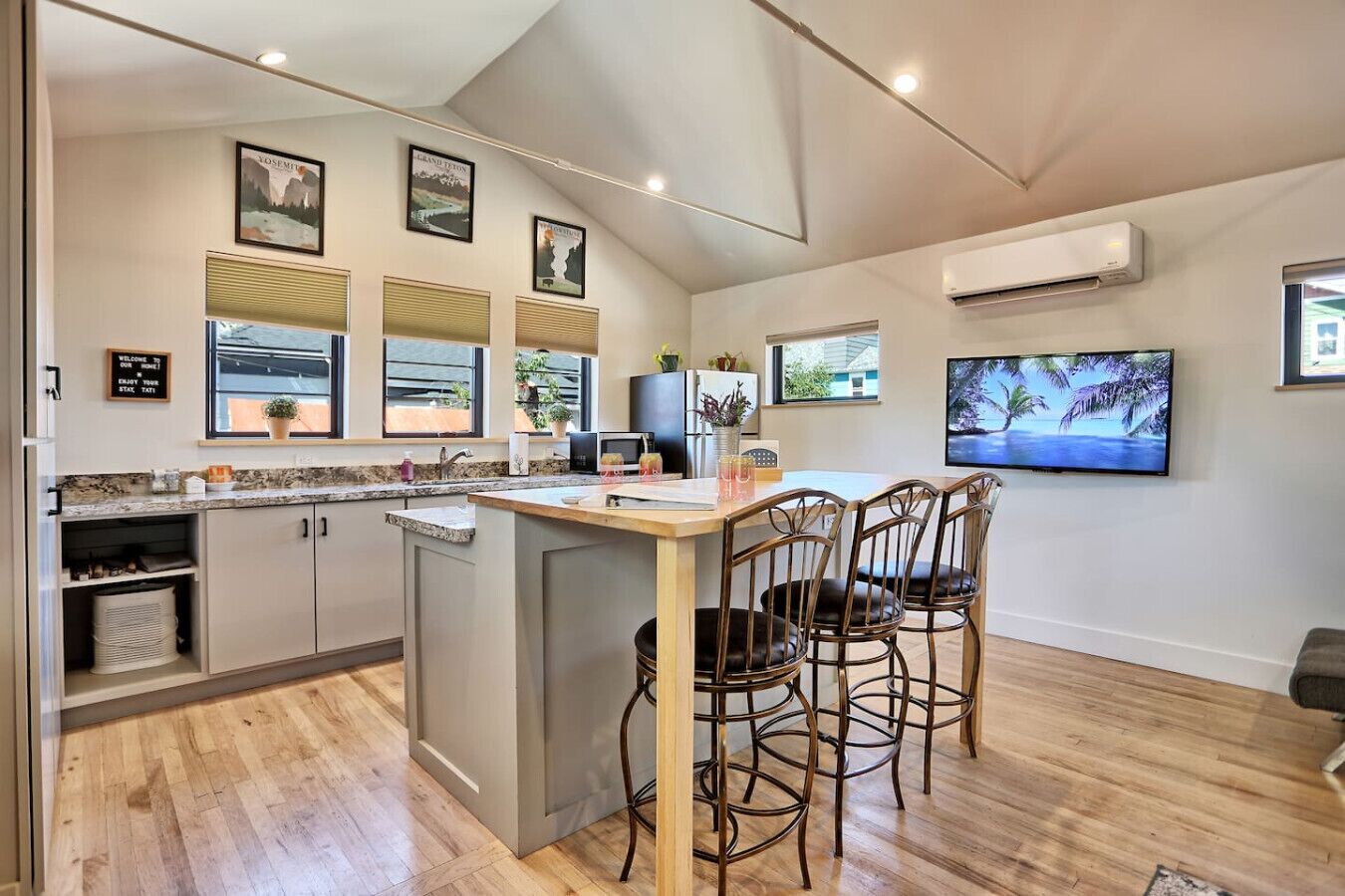 Kjøleskap, mikrobølgeovn, ovn og kokeplater