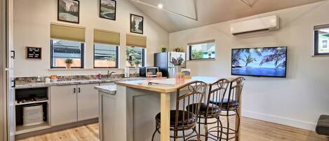 Réfrigérateur, four à micro-ondes, un four, surface de cuisson