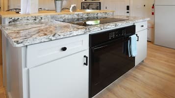 雪櫃、微波爐、焗爐、爐具