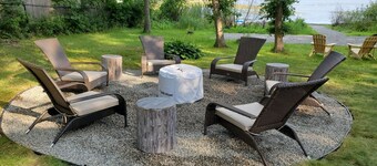 Relaxing Pond Front Home