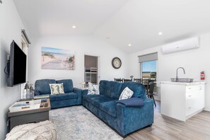 Tv, dvd-afspiller, bøger