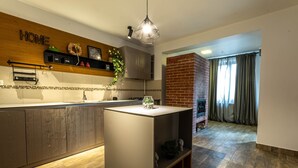 Una cocina moderna con salpicadero de madera, una isla integrada y una pared de acento de ladrillo.