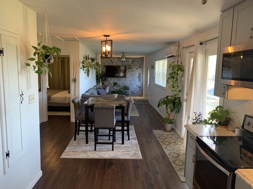 Private 2 BR Home with Yard. 10 min to Downtown!