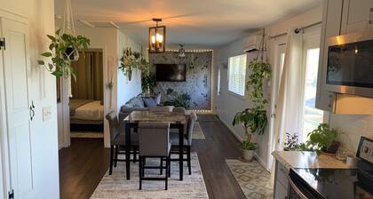 Private 2 BR Home with Yard. 10 min to Downtown!