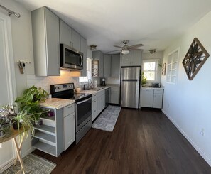 Kühlschrank, Mikrowelle, Ofen, Herdplatte