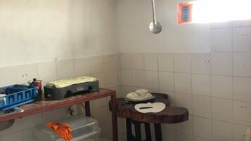 Frigorífico, mesa de comedor y isla de cocina