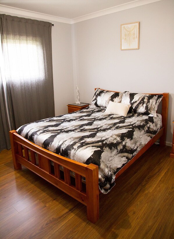 2 makuuhuonetta, työpöytä, ilmainen Wi-Fi, vuodevaatteet