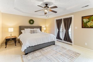 5 habitaciones, tabla de planchar con plancha y cuna de viaje 