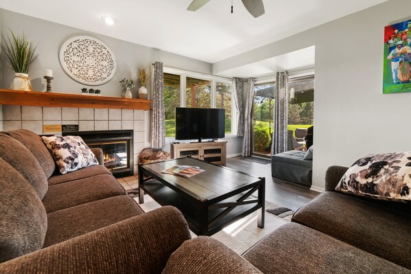 Smart TV, fireplace, DVD player, ping pong