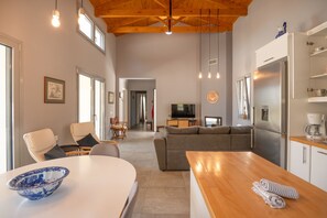 Een televisie, een open haard, een dvd-speler en boeken