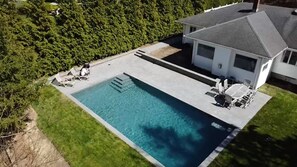 A heated pool - Pool, 3 bedrooms, 5 min from ocean and bay.Walking distance to hampton bays town (Hampton Bays)