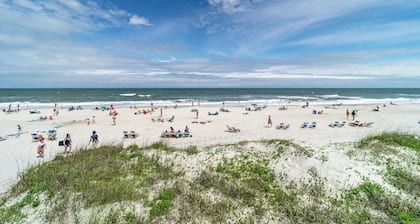 Fully Renovated Beach Villa-Litchfield by the Sea! Short walk to beach and pool!