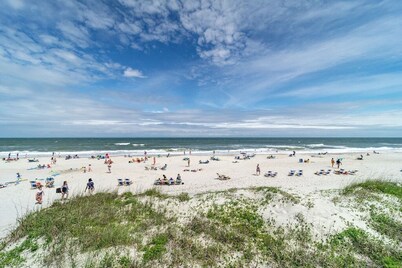 Fully Renovated Beach Villa-Litchfield by the Sea! Short walk to beach and pool!