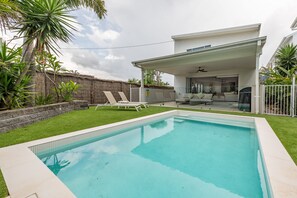 Outdoor pool, a heated pool - 100m to shops and beach, family friendly (Palm Beach)