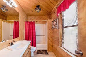 Shower, hair dryer, towels - Lightning Bug Springs Retreat (Uvalde)
