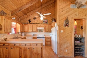 Kjøleskap, mikrobølgeovn, ovn og oppvaskmaskin