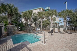 Utendørsbasseng og et oppvarmet basseng