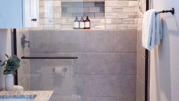 Combined shower/tub, hair dryer, towels