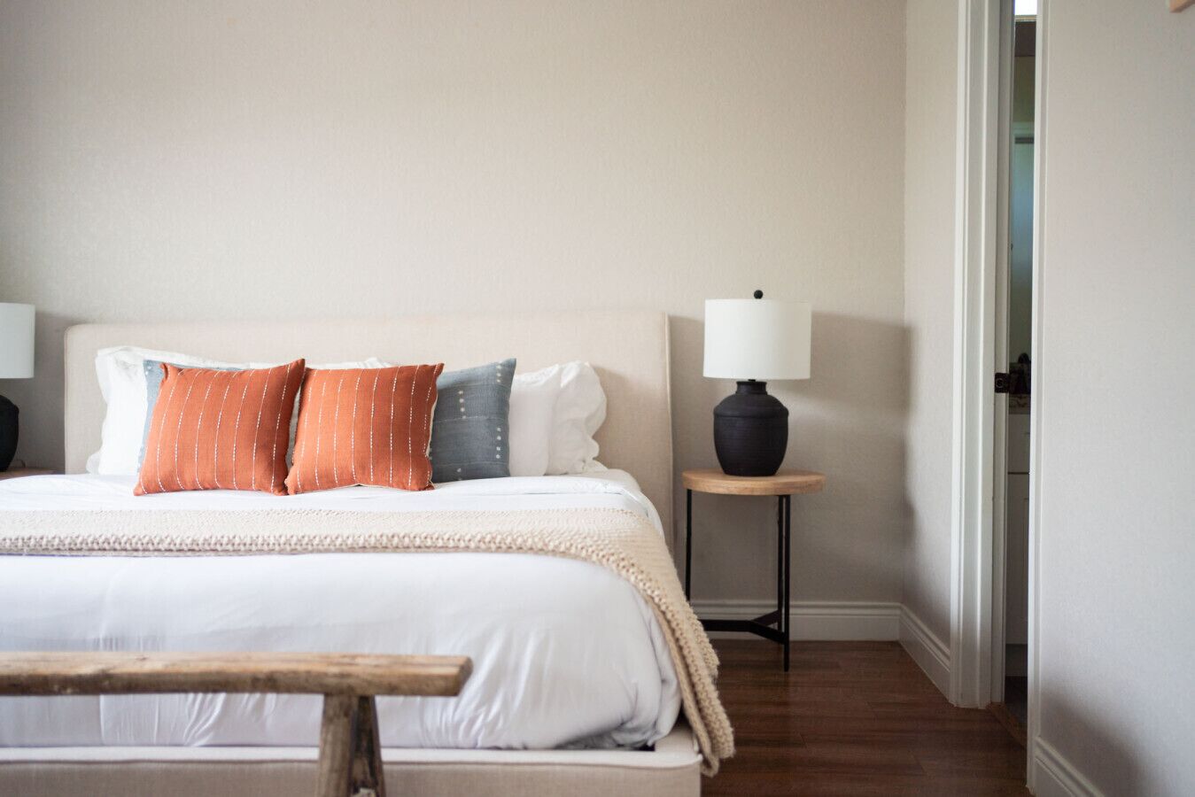 2 slaapkamers, een bureau, een strijkplank/strijkijzer, reisbedje