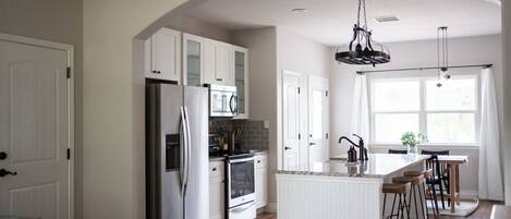 Refrigerador, microondas, horno, placa de cocina