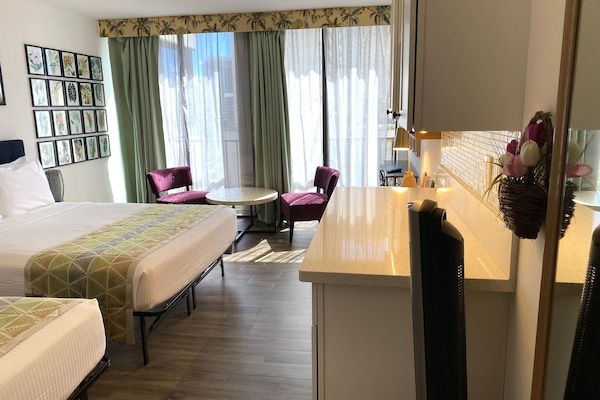 Schreibtisch, BĂŒgeleisen/BĂŒgelbrett, kostenloses WLAN, BettwĂ€sche