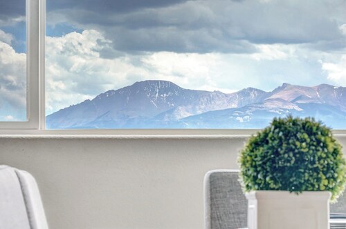 Stunning Pikes Peak VIEWS★ Central AC ★ Near Charis★ King bed★License#330886