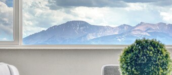 Stunning Pikes Peak VIEWS★ Central AC ★ Near Charis★ King bed★License#330886