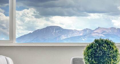 Stunning Pikes Peak VIEWS★ Central AC ★ Near Charis★ King bed★License#330886