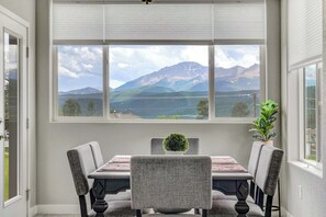 Dining - Stunning Pikes Peak VIEWS★ Central AC ★ Near Charis★ King bed★License#330886 (Woodland Park)