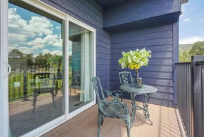 Outdoor dining - Stunning Pikes Peak VIEWS★ Central AC ★ Near Charis★ King bed★License#330886 (Woodland Park)