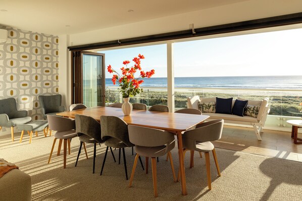 Penthouse | Living area | 55-inch Smart TV with digital channels, TV - Tessa's on the Beach Boutique Hotel (Bilinga)