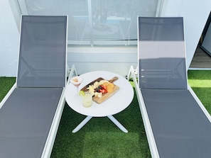 Jungle Vibe Queen Room with Balcony | Terrace/patio - Tessa's on the Beach Boutique Hotel (Bilinga)