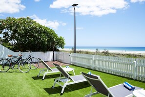 Sandy Toes King Room with Sea View | Beach | On the beach, white sand - Tessa's on the Beach Boutique Hotel (Bilinga)