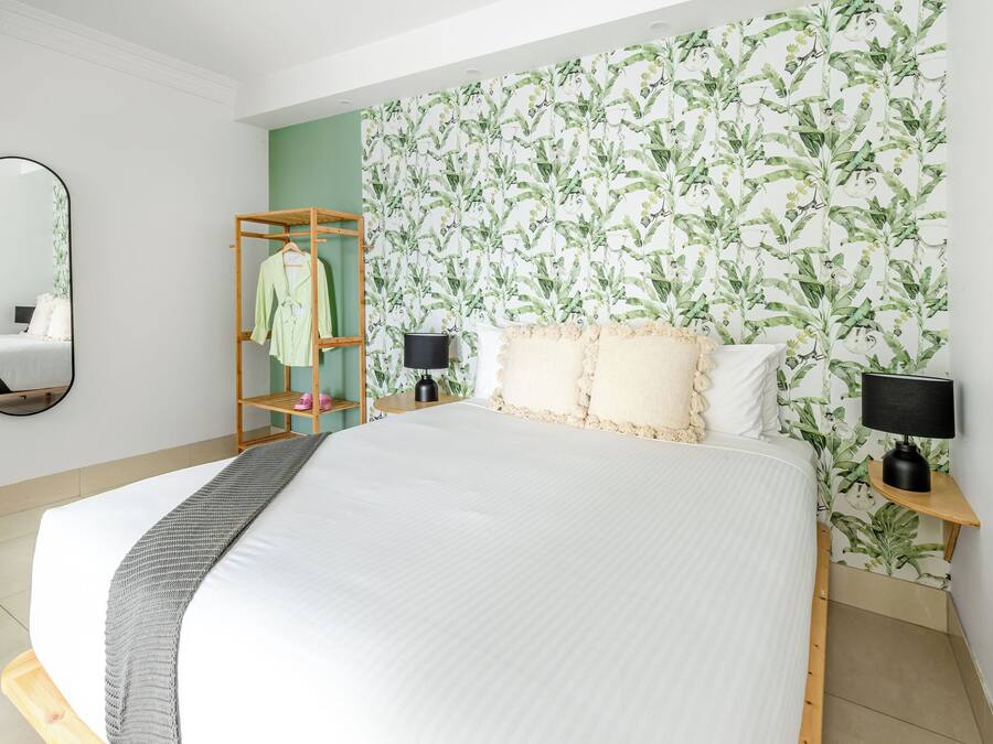 Island Breeze Queen room with Garden View | WiFi (free), bed sheets