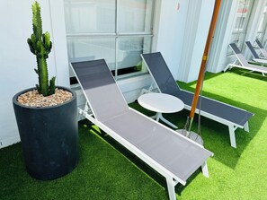 Palm Deluxe Queen Room with Balcony | Balcony - Tessa's on the Beach Boutique Hotel (Bilinga)