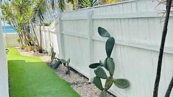 Island Breeze Queen room with Garden View | Exterior