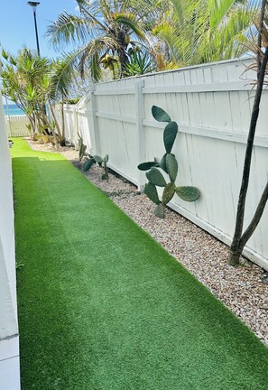 Island Breeze Queen room with Garden View | Exterior - Tessa's on the Beach Boutique Hotel (Bilinga)